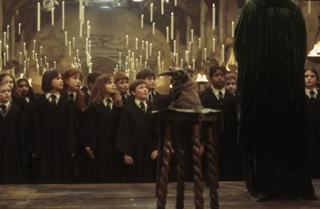 組分けの儀式で教授陣を見上げるホグワーツ新入生たち