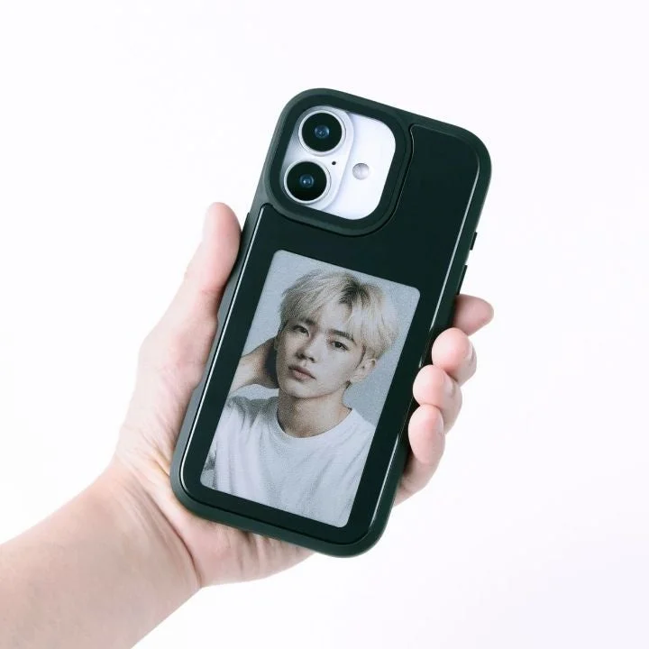 電子ペーパーディスプレイ付きスマホケースを手で持っている様子