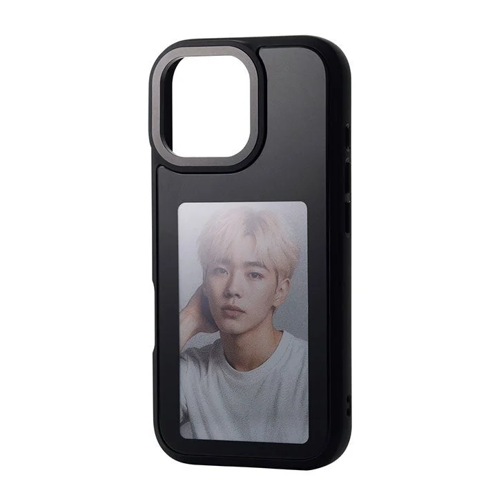 電子ペーパーディスプレイに写真が表示されたスマホケース