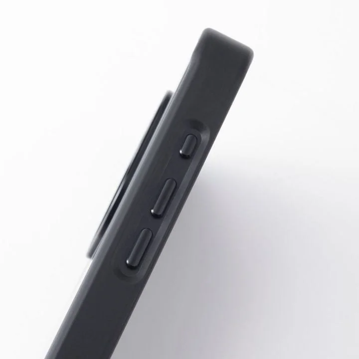 iPhone 16用ケースの操作しやすい凹形状の側面ボタン