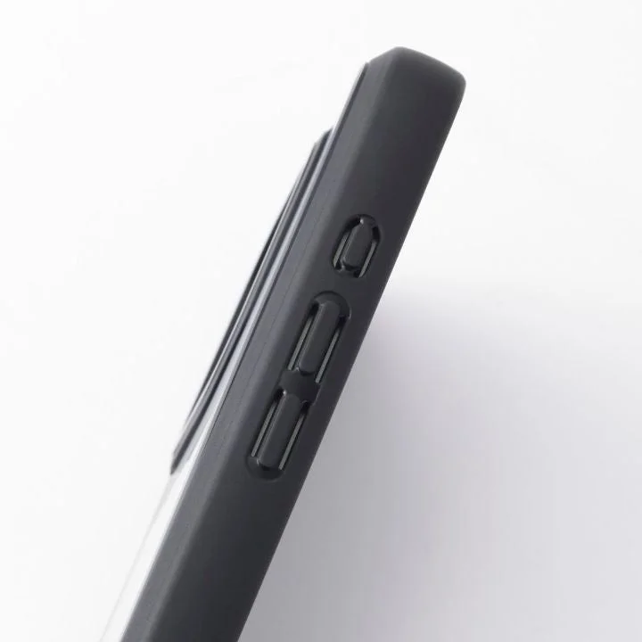 iPhone 17用ケースの操作しやすい凹形状の側面ボタンの別角度