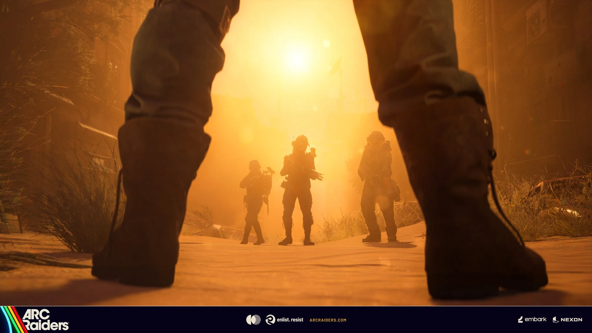 レイダーの足元越しに夕日を背景に立つ3人のレイダーたち