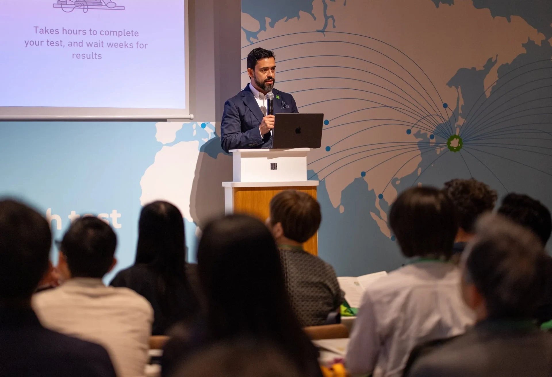 Duolingo English Testリーダーシップセミナーでプレゼンテーションを行う登壇者