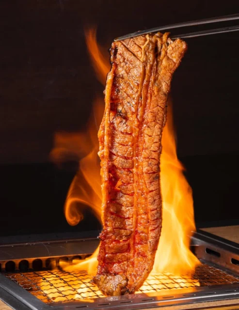 炎を上げて焼かれる豪快な「龍が如くカルビ 極」