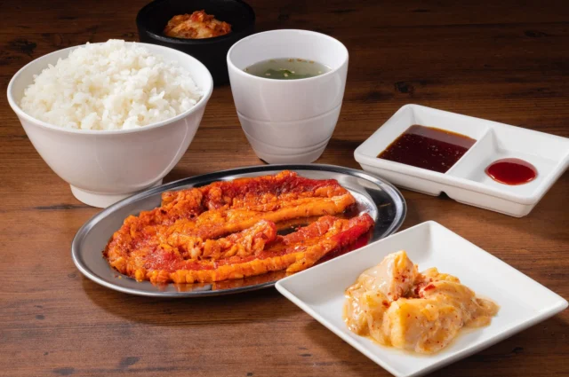神室町昭和通り店限定の「焼肉セット 極」、カルビとホルモン、ご飯、スープ、キムチ