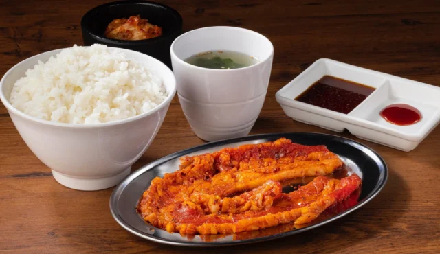 全店舗で提供される「ドラゴン焼肉セット 極」、カルビとご飯、スープ、キムチ
