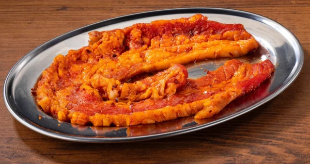 龍の形に盛り付けられた単品の「龍が如くカルビ 極」