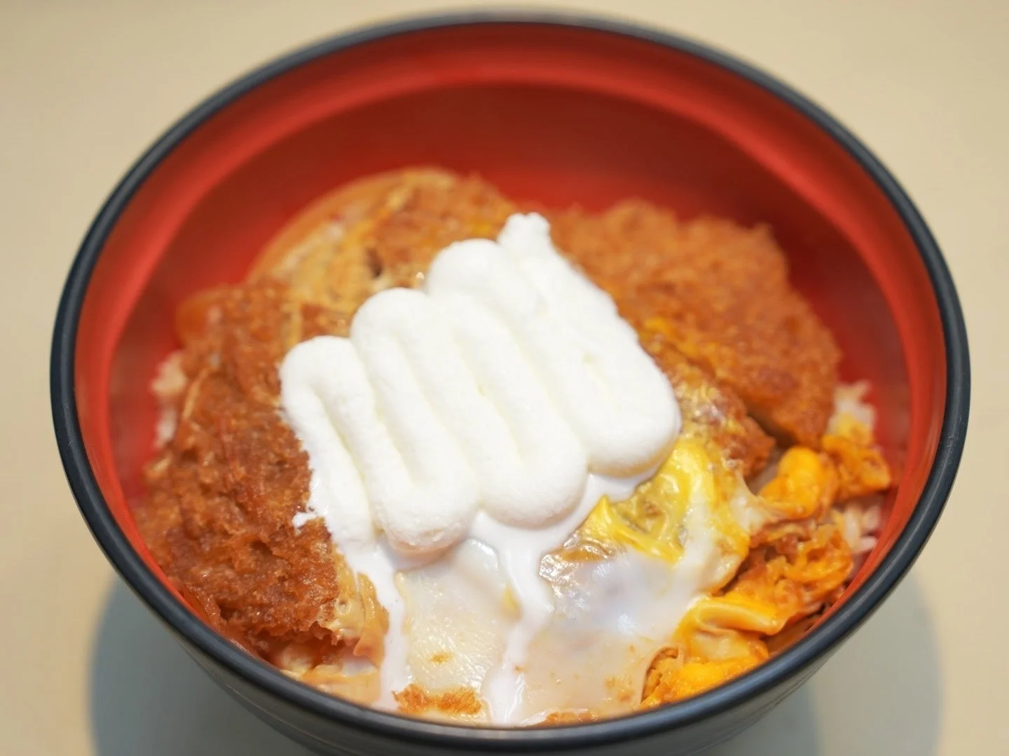 「クーリッシュ ホイップクリーム」がトッピングされた「クーリッシュホイップかつ丼」のアップ