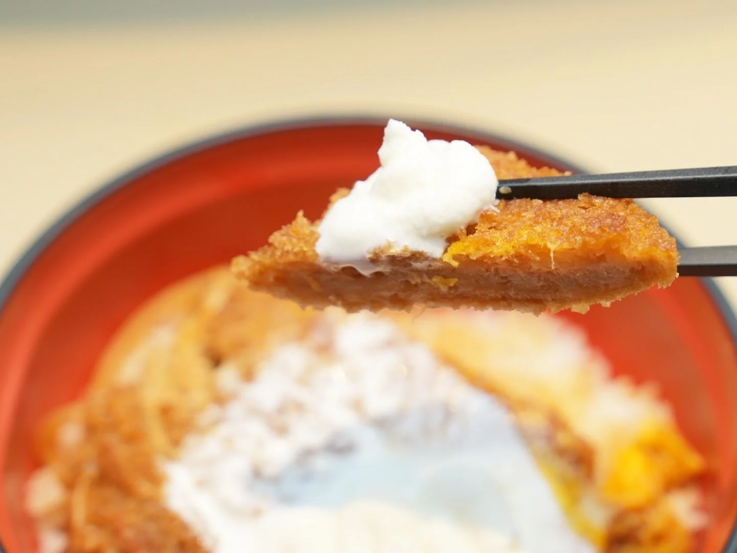 「クーリッシュ ホイップクリーム」をかけたかつを箸で持ち上げた別アングル