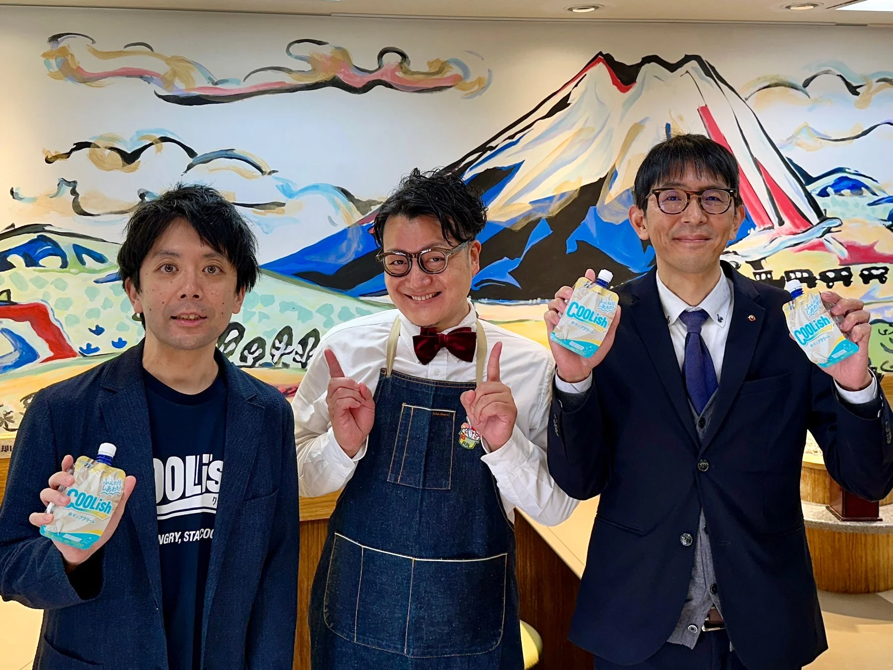 「クーリッシュホイップかつ丼」の開発に携わった関係者3名の集合写真