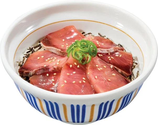 なか卯の天然漬けブリ丼。特製ダレに漬け込まれたブリがご飯の上に盛られている。