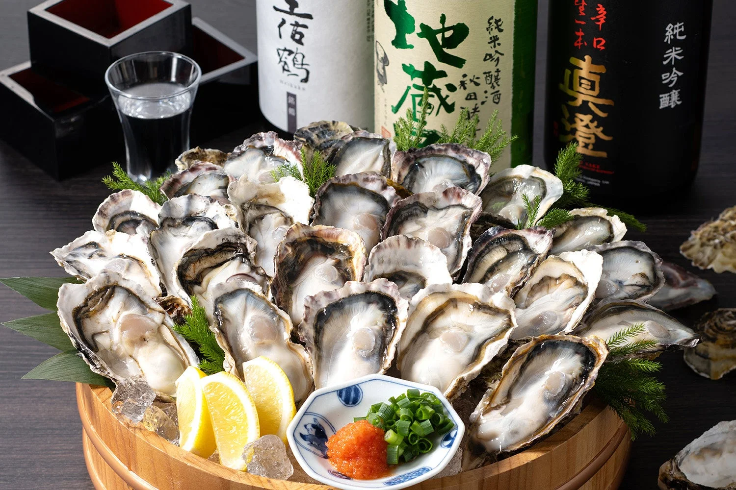 庄やなどで提供される兵庫県産生牡蠣の盛り合わせと日本酒