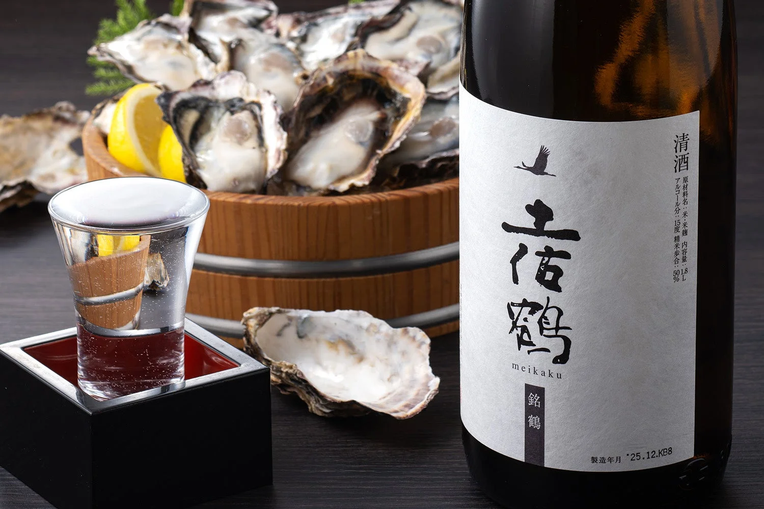庄やスタッフおすすめ日本酒1位「土佐鶴 辛口 純米吟醸酒 銘鶴」と生牡蠣
