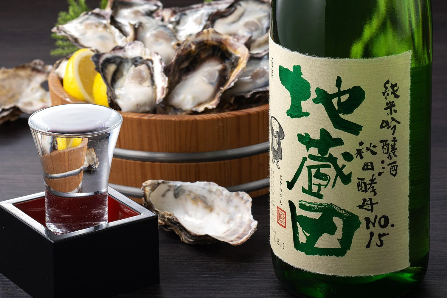 庄やスタッフおすすめ日本酒3位「高清水 純米吟醸 地蔵田」と生牡蠣