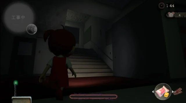 『かくれ鬼』のゲーム画面、廃校を探索するプレイヤー