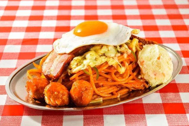 目玉焼きや厚切りベーコン、ミートボールが乗ったボリューム満点のナポリタン