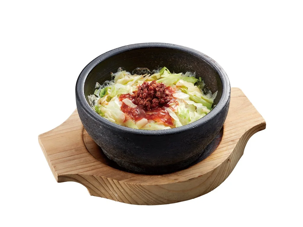 熱々の石鍋で提供される石焼きんぐタコライス