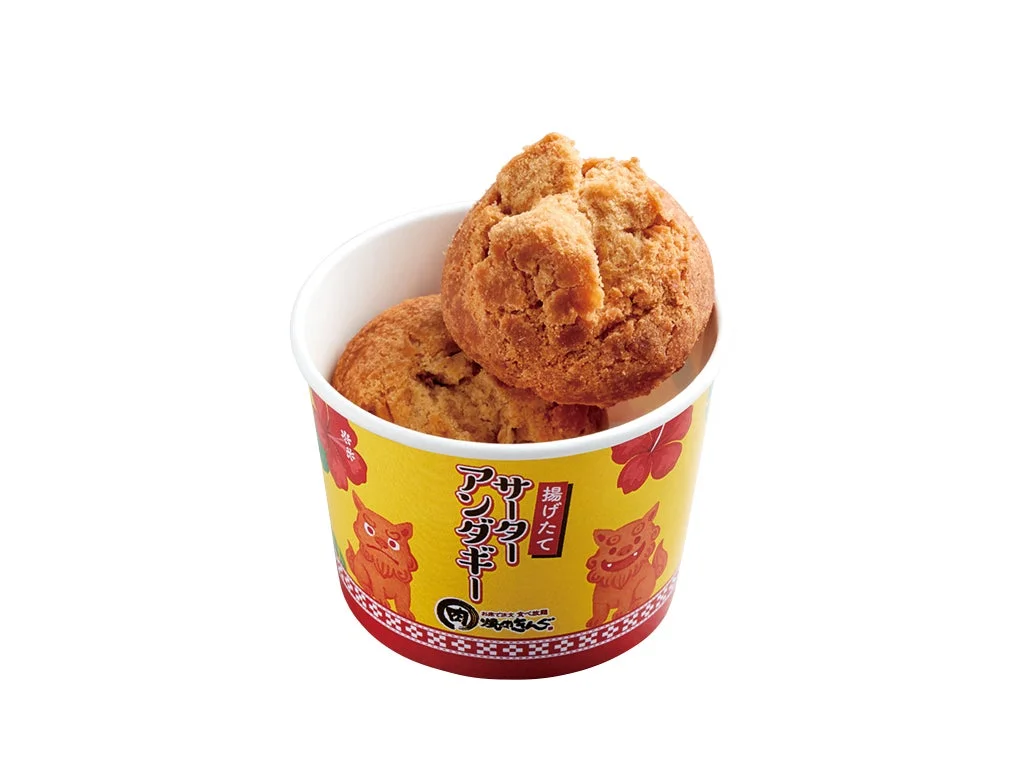 カップに入った揚げたてサーターアンダギー