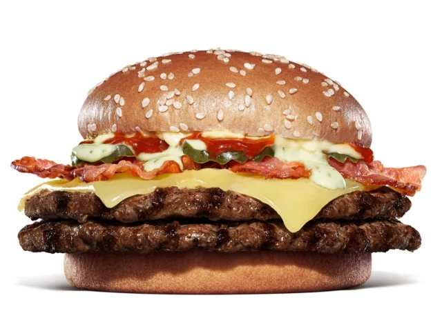 濃厚なホワイトチーズソースとゴーダチーズが特徴のダブルビーフ ビッグマウスホワイトバーガー