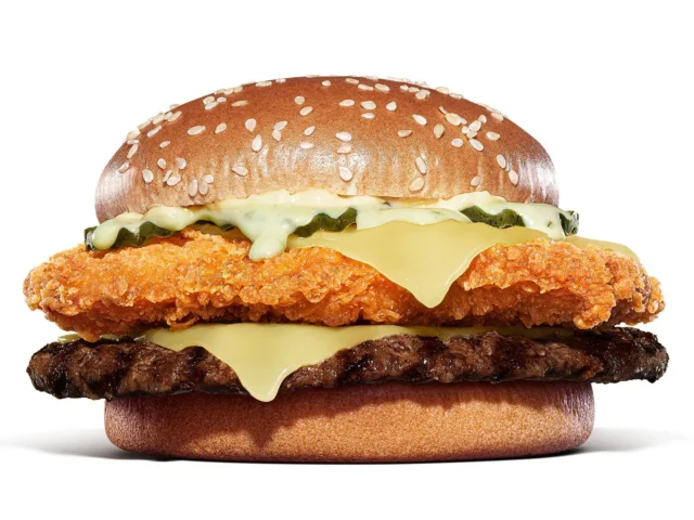 直火焼きビーフとサクサクチキンパティを組み合わせたチキン＆ビーフ ビッグマウスホワイトバーガー