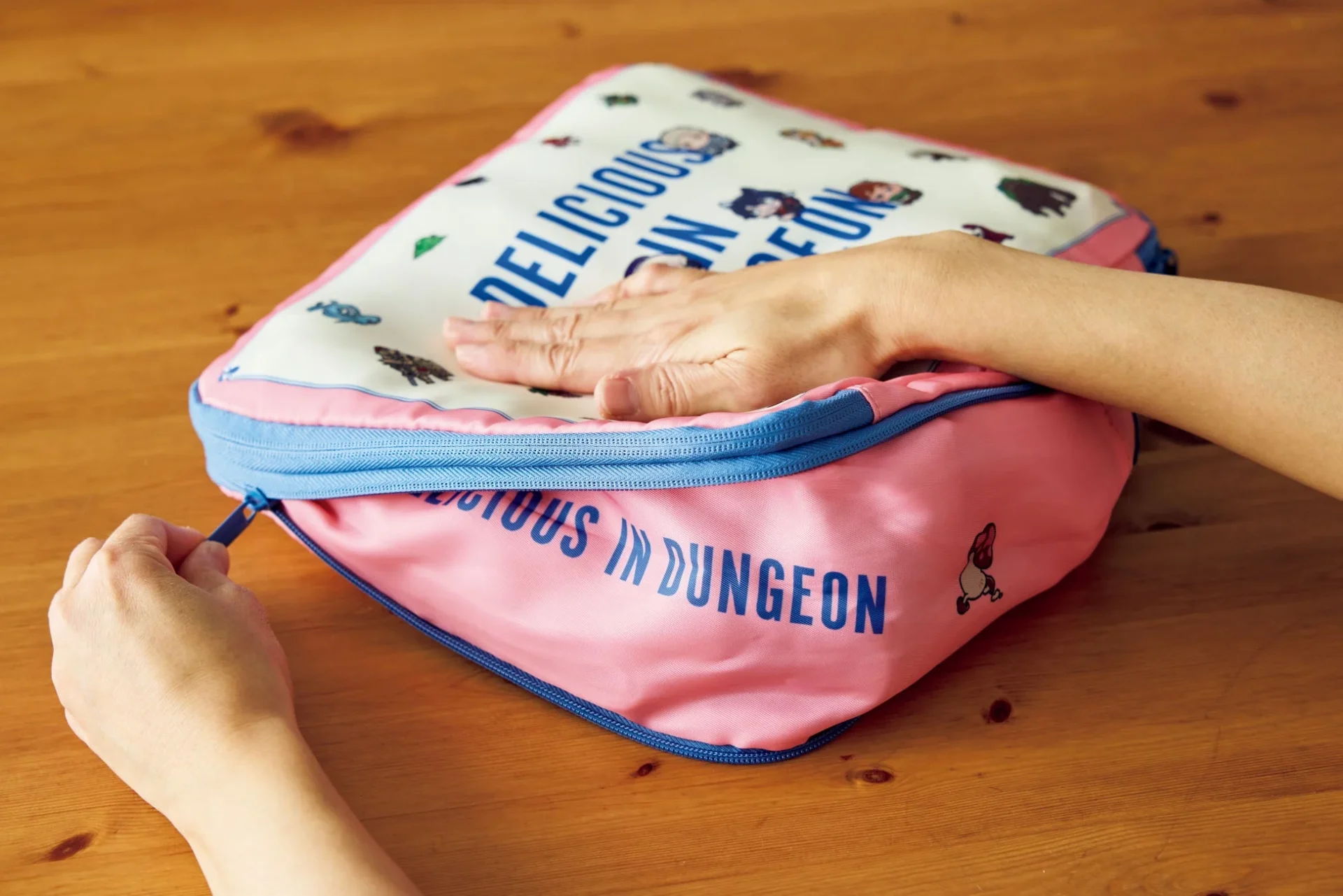 ダンジョン飯オリジナル圧縮収納ポーチのファスナーを閉めて圧縮している途中