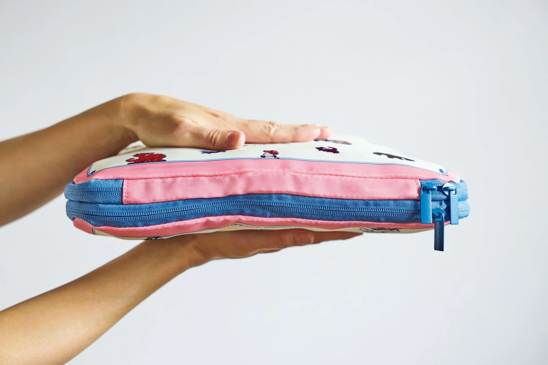 荷物を入れたダンジョン飯オリジナル圧縮収納ポーチが完全に圧縮された状態