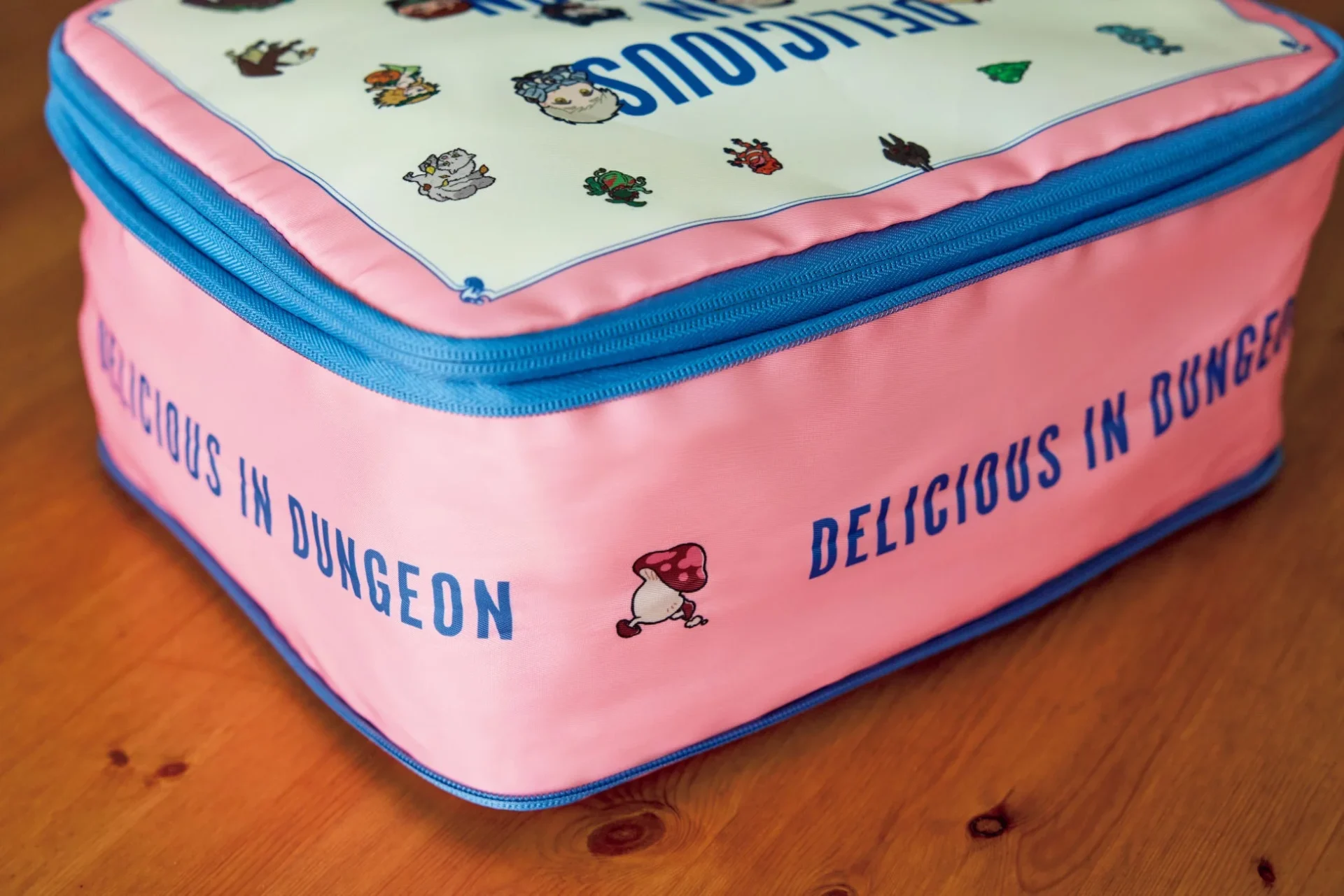 ダンジョン飯オリジナル圧縮収納ポーチの側面と裏面のキャラクターイラスト