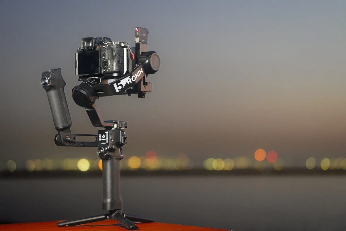 夕暮れの屋外でカメラを装着したDJI RS 5ジンバルが設置されている様子