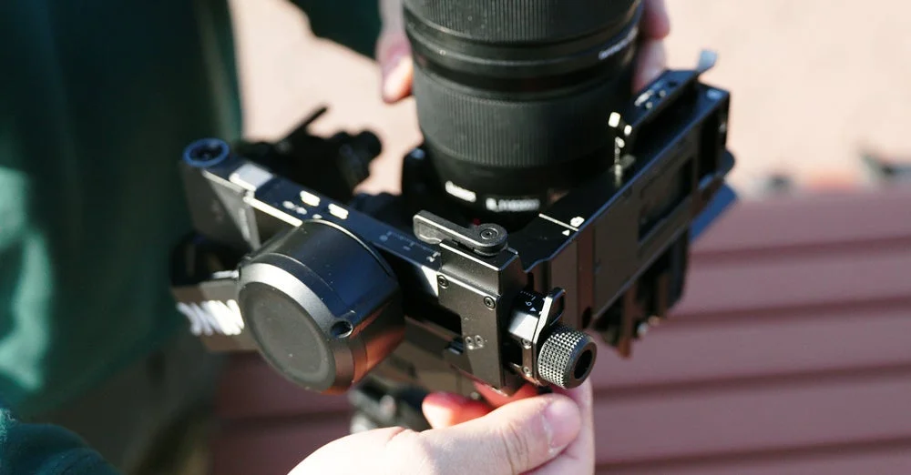 DJI RS 5の全軸微調整ノブを操作している手のクローズアップ