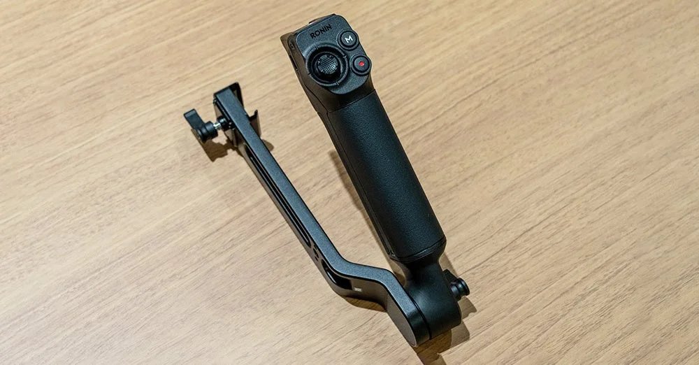 DJI RS 5の電子ブリーフケース ハンドルが木製のテーブルに置かれている