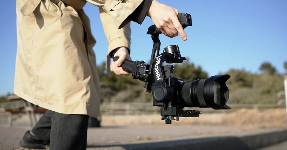 電子ブリーフケース ハンドルを使ってローアングルでDJI RS 5を操作する人物