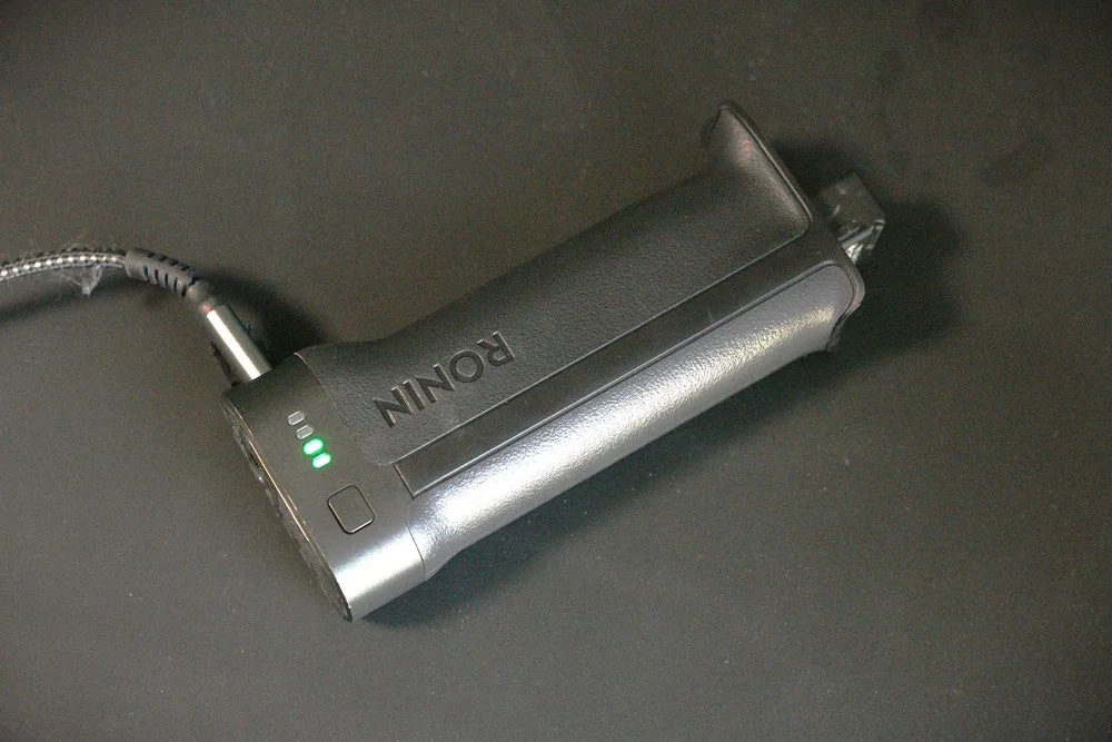 充電中のDJI RS 5用バッテリーグリップ「BG33」のLEDインジケーター