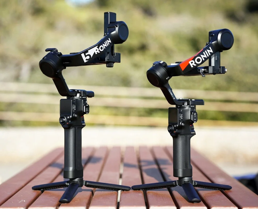 DJI RS 5（左、グレー）とRS 4（右、レッド）のジンバル本体を比較する写真