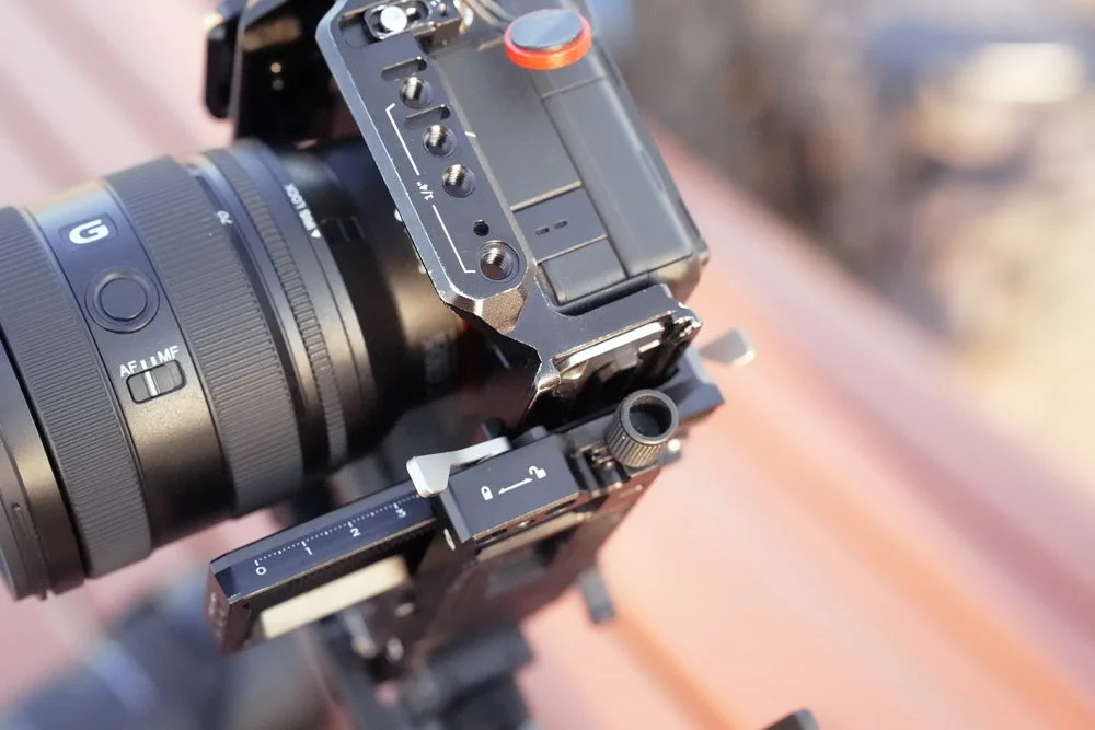 DJI RS 5の2層式クイックリリースプレートとカメラの取り付け部分のクローズアップ