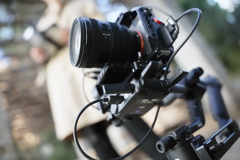 DJI RS 5にカメラとSDR Transmissionモジュールが接続されている様子