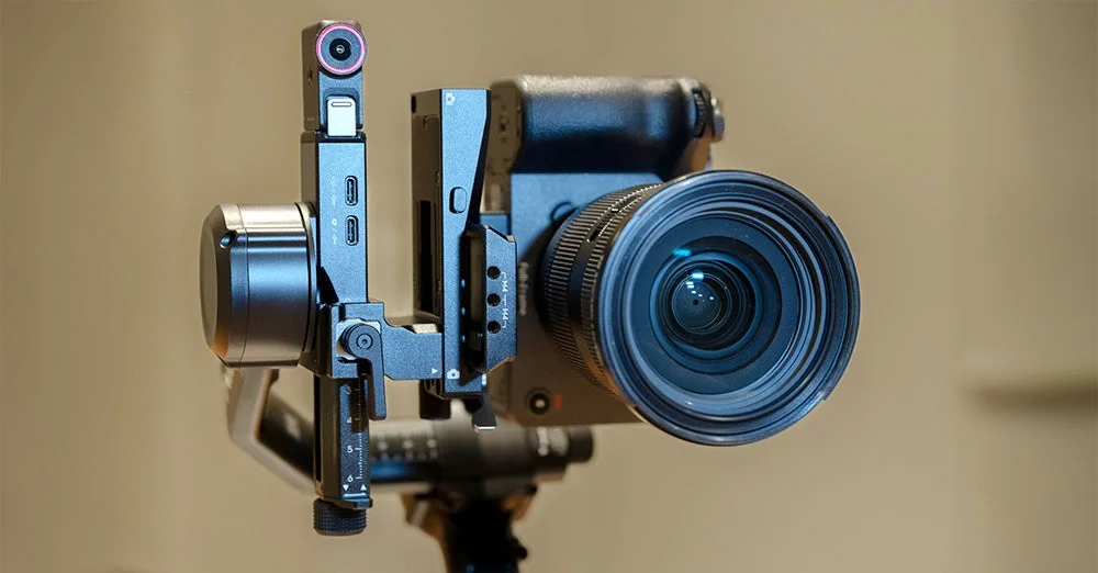 DJI RS 5が縦向き撮影モードに設定され、カメラが縦向きになっている状態