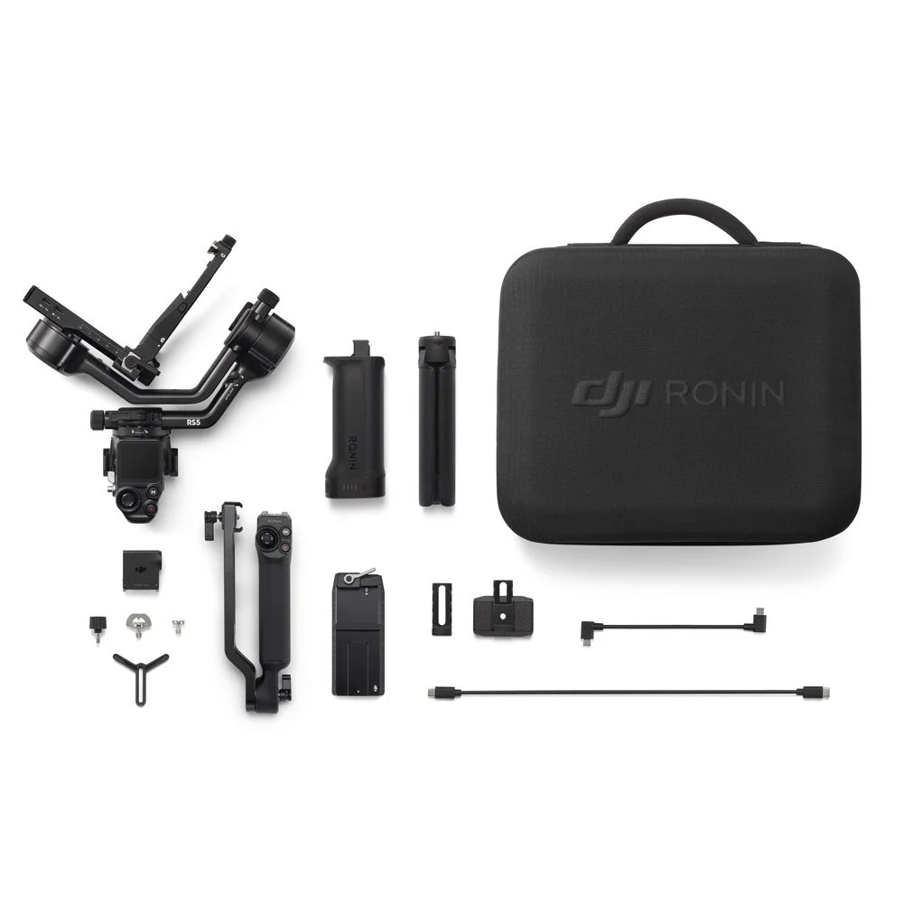 DJI RS 5コンボのジンバル本体、付属品、および収納ケースが白い背景に平置きされている