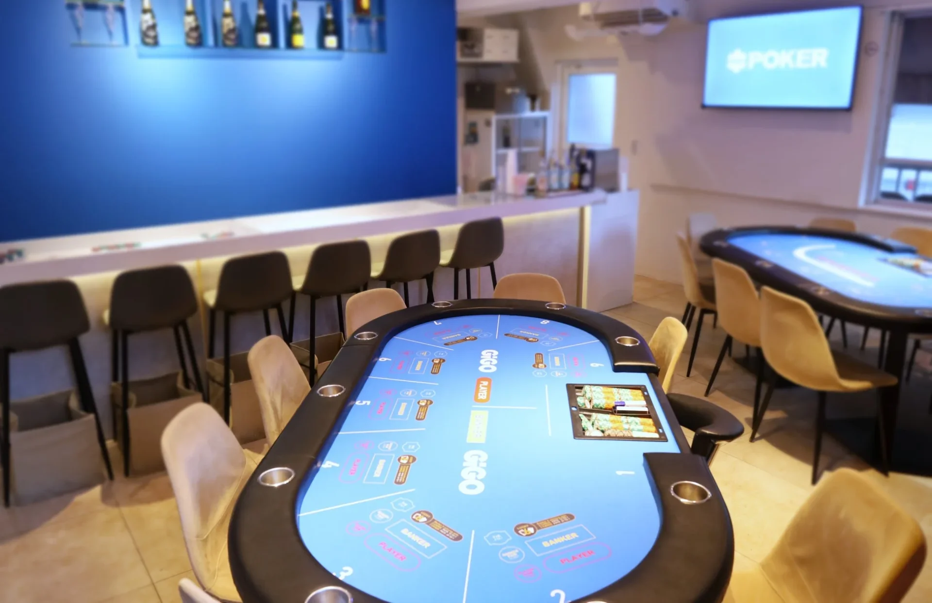 GiGO POKER新宿西口の明るくオープンな店内