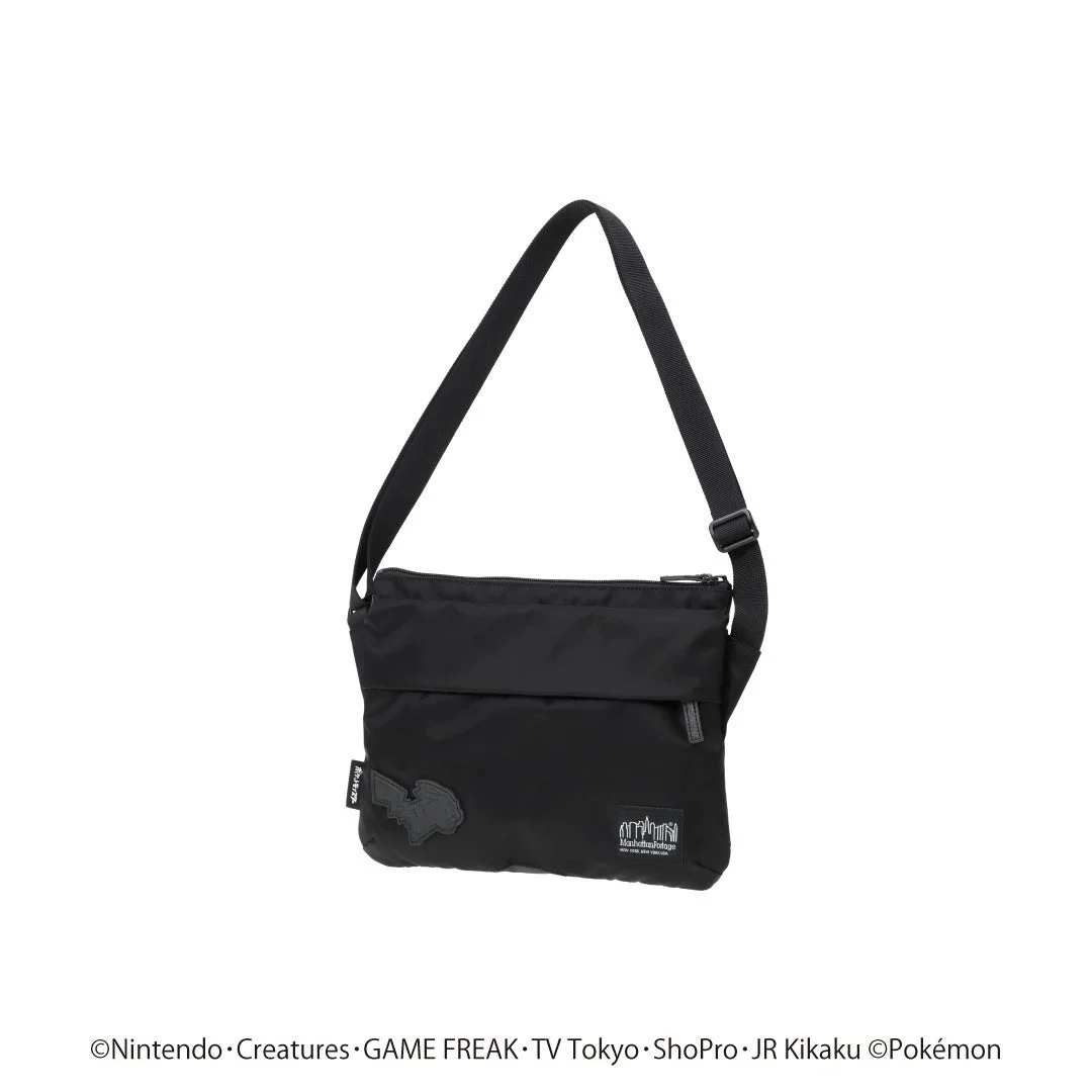 ピカチュウのレザーラベルが付いた黒いショルダーバッグ