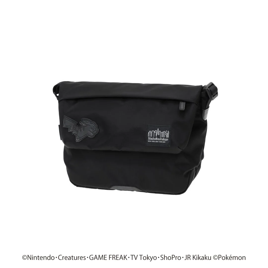 ピカチュウのレザーラベルが付いた黒いメッセンジャーバッグ