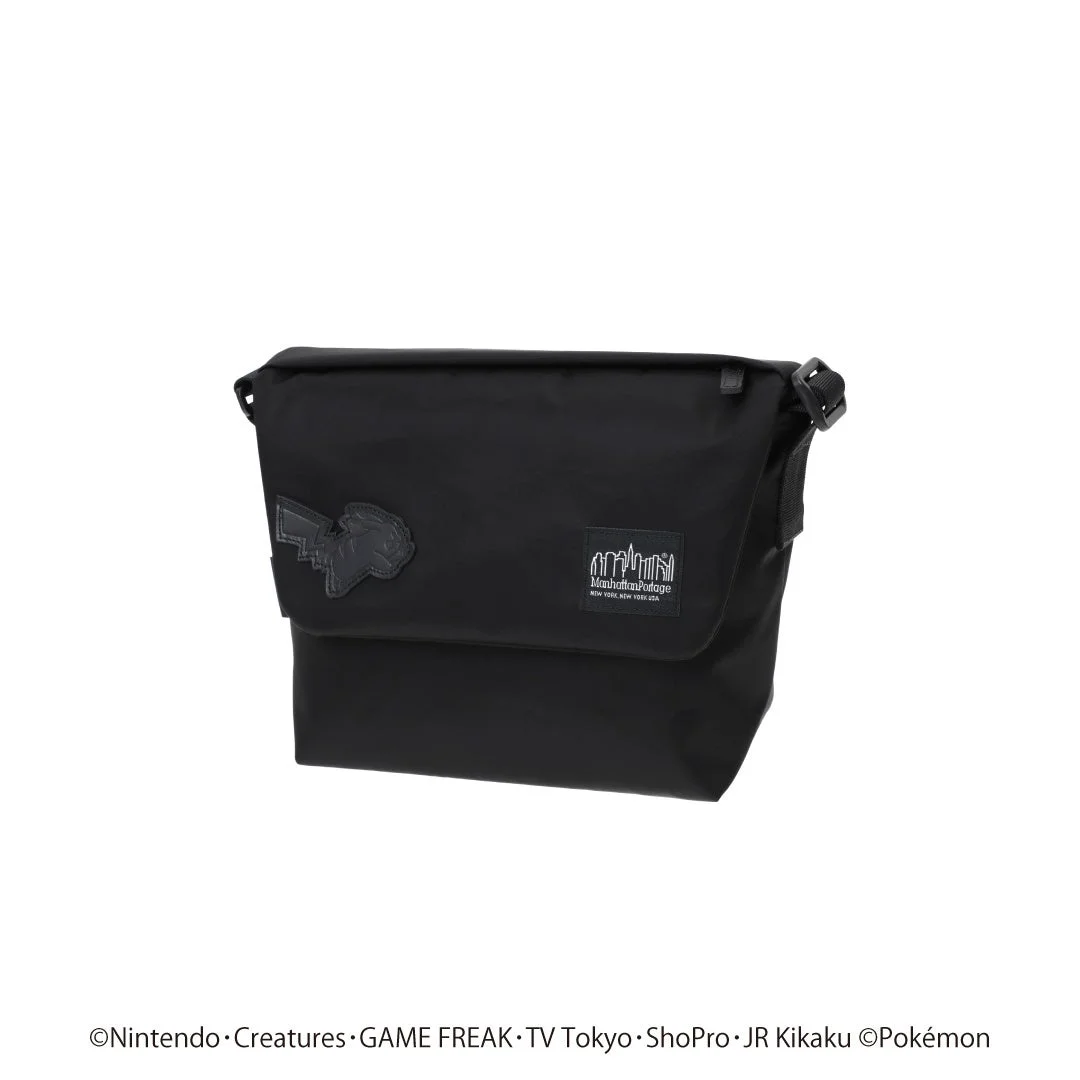 ピカチュウのレザーラベルが付いた黒いフラップショルダーバッグ