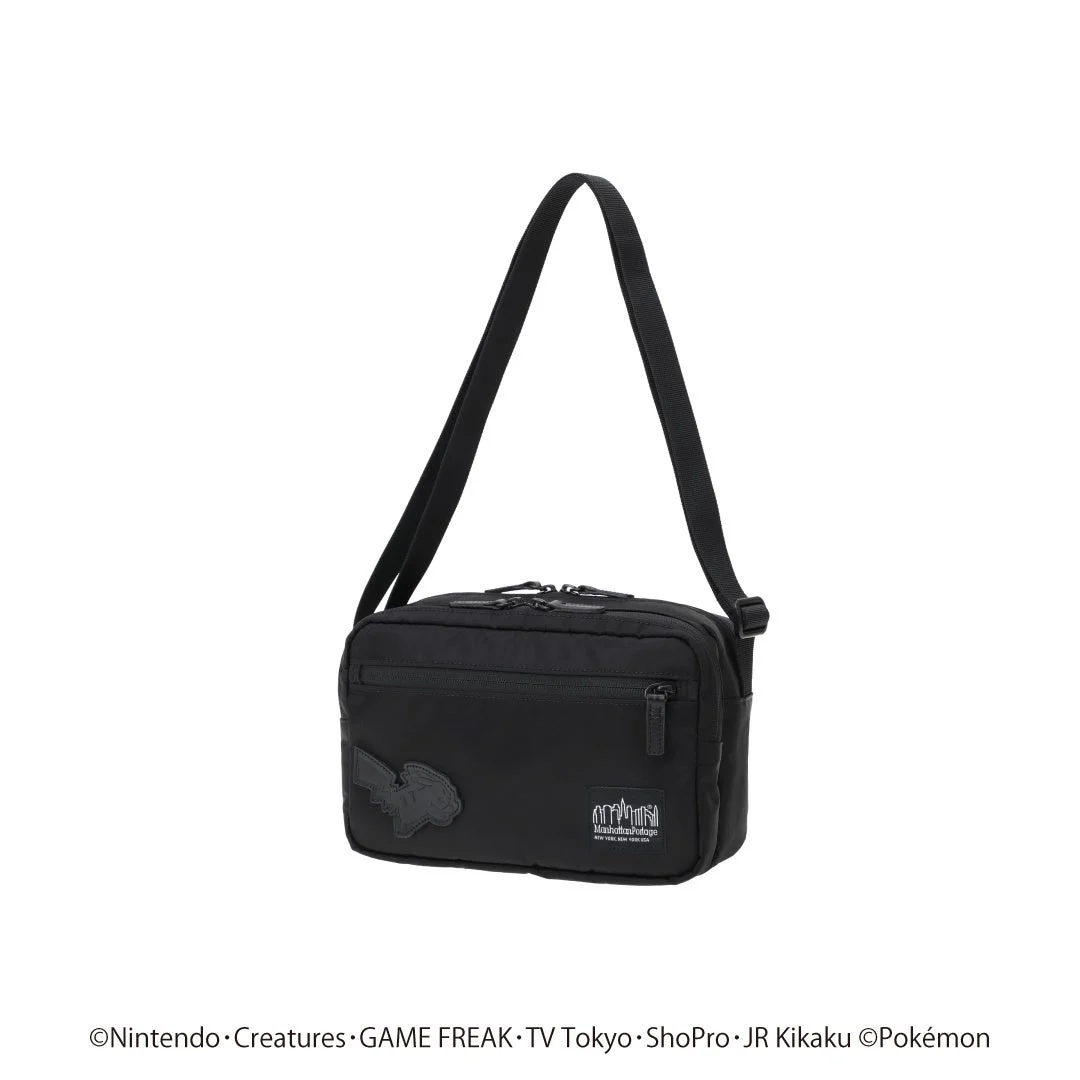 ピカチュウのレザーラベルが付いた黒いスクエアショルダーバッグ