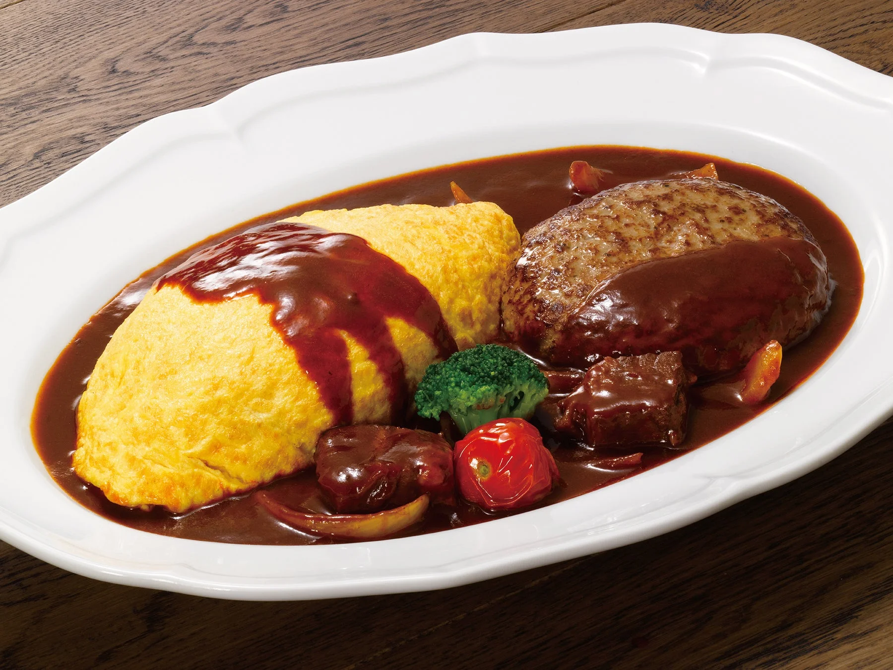ロイヤルオムライス(ビーフシチュー)と黒×黒ハンバーグの贅沢な一皿