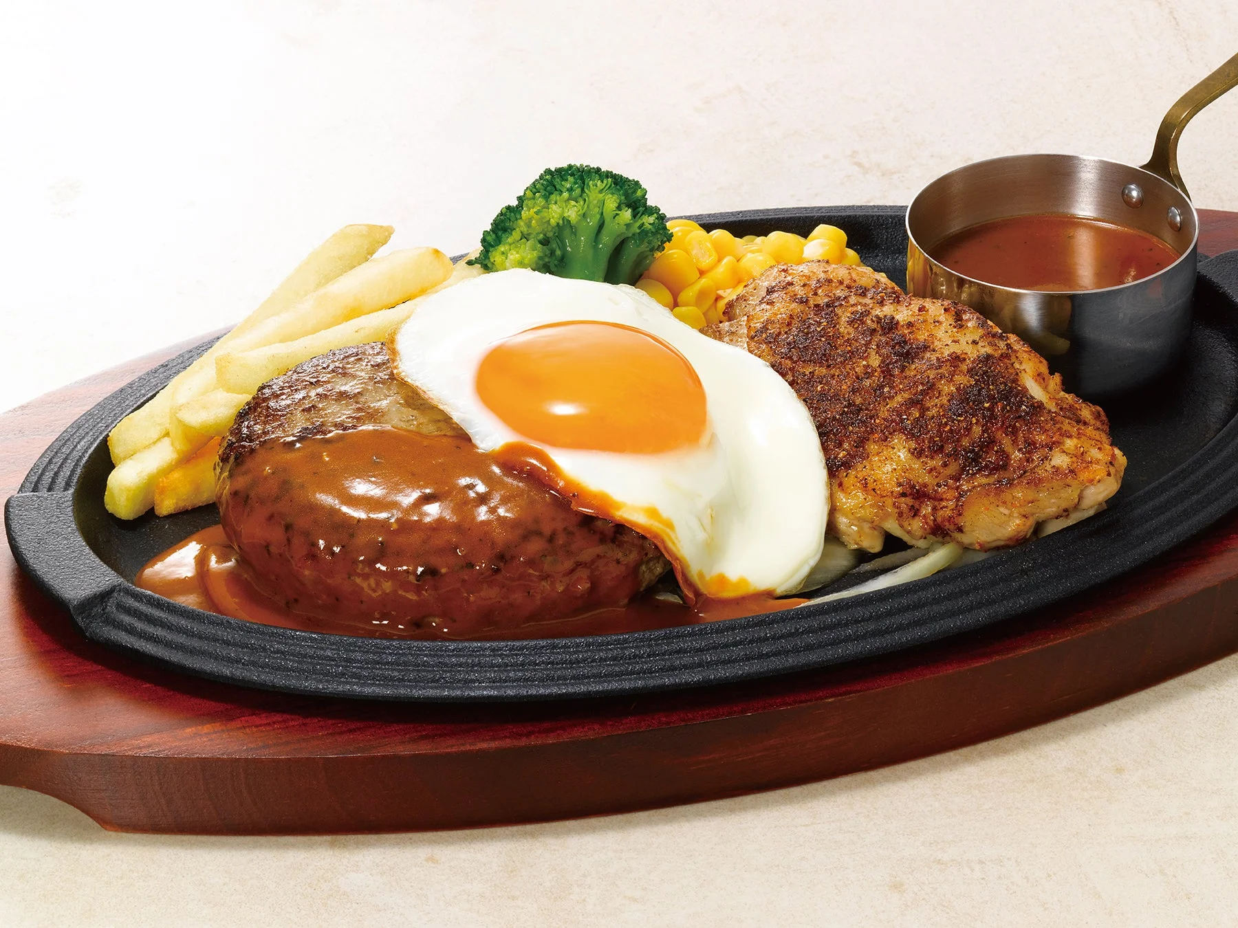 黒×黒ハンバーグとスパイシーチキン、目玉焼きの鉄板メニュー