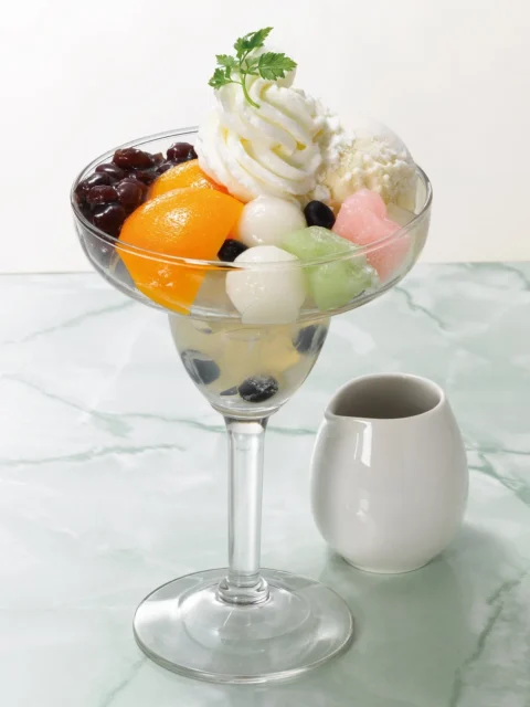 カクテルグラス仕立てにリニューアルされたロイヤルの白玉クリームあんみつ