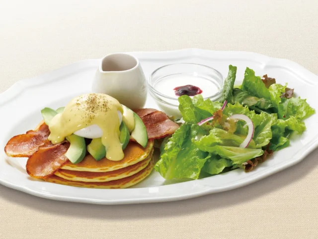 ブレックファスト限定のエッグベネディクトパンケーキ