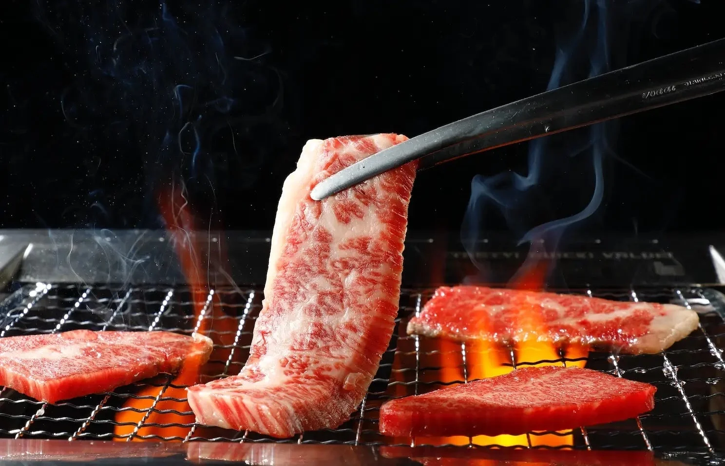 網の上で焼かれる焼肉ライクの黒毛和牛カルビ