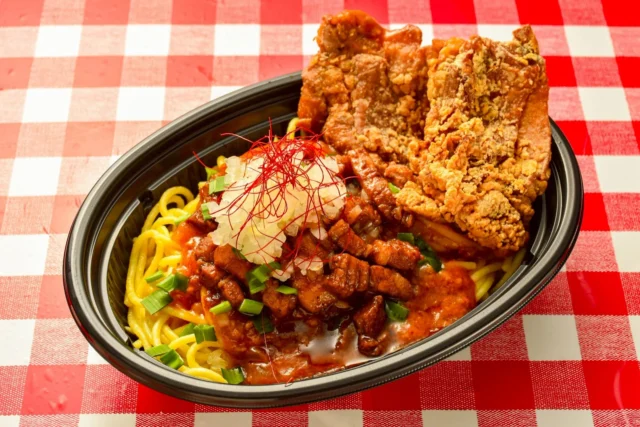 テイクアウト容器に入った「肉！麺！酒！これが本気のさちよ盛り」