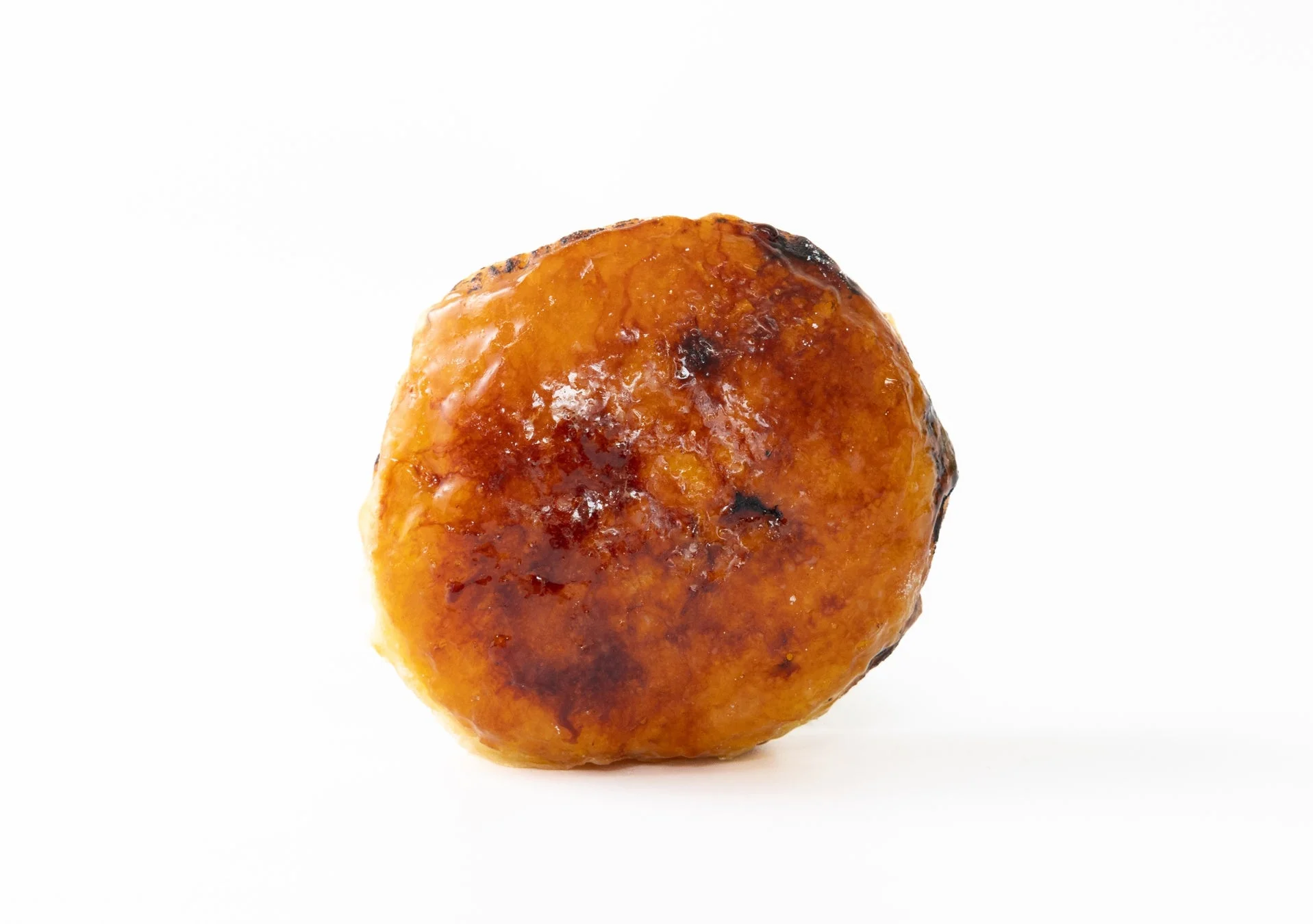 表面がキャラメリゼされた生マラサダクリームブリュレ