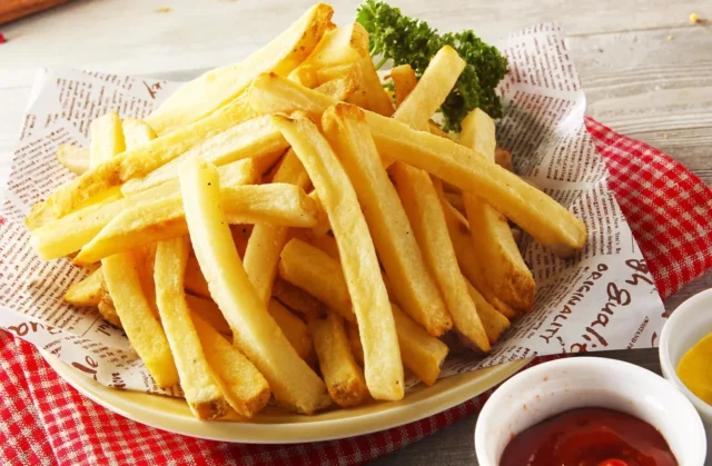 山盛りにされた人気のフレンチフライ「2倍盛りポテト」